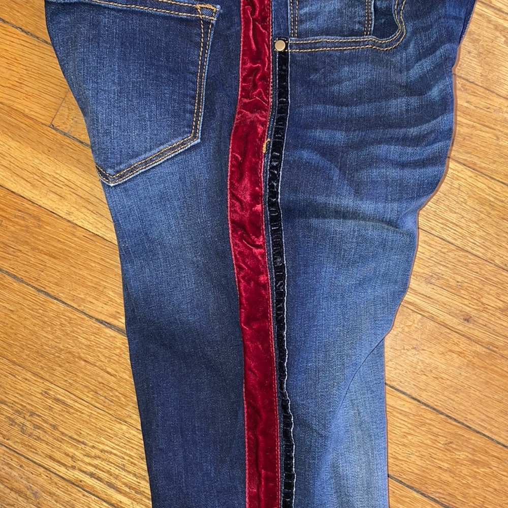AQUA ( from Bloomingdale’s) SKINNY JEANS 25 RED VELVET SIDE STRIPE DOWN LEGS - Picture 7 of 7